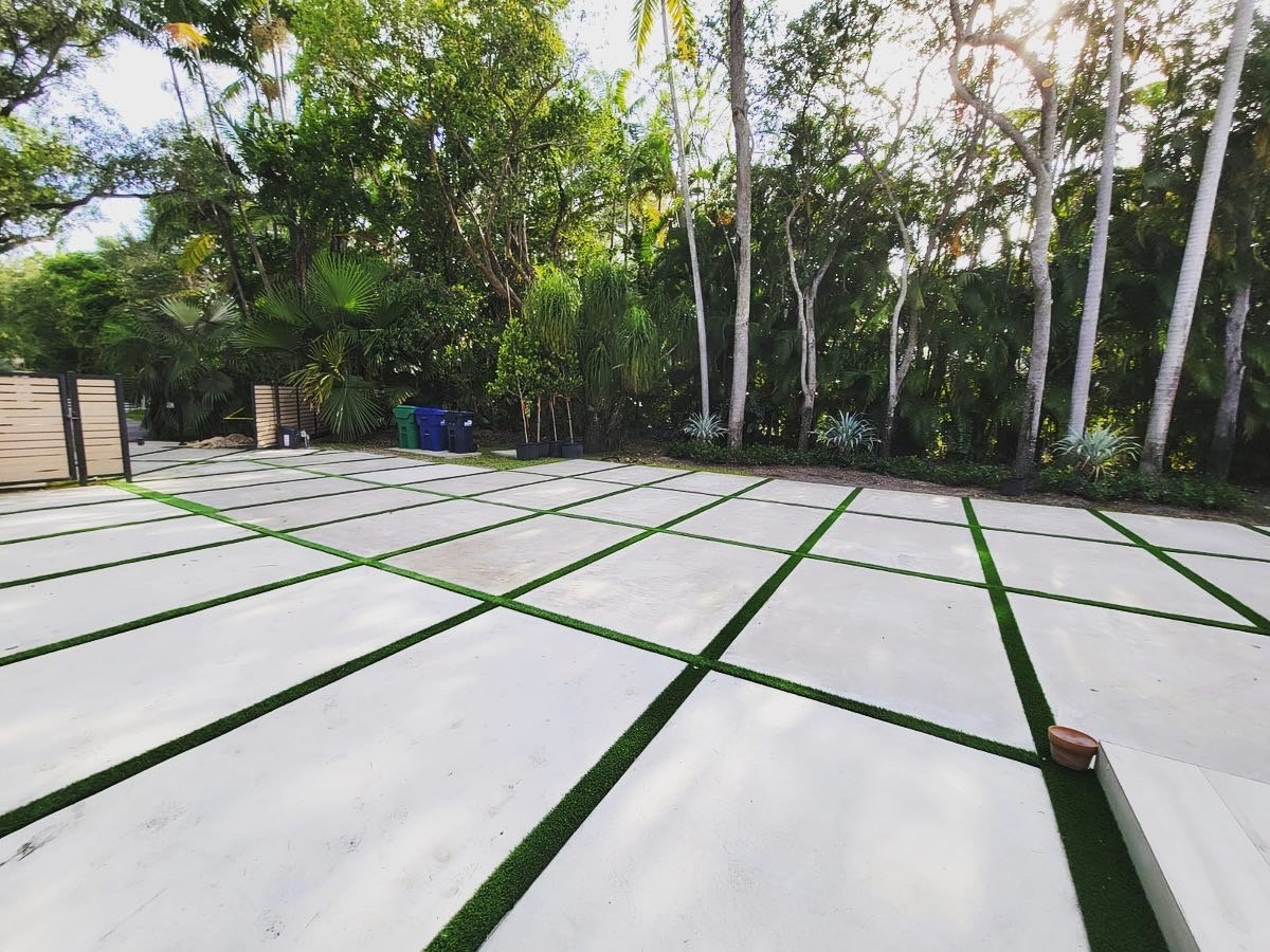 Concrete and artificial grass outdoor design